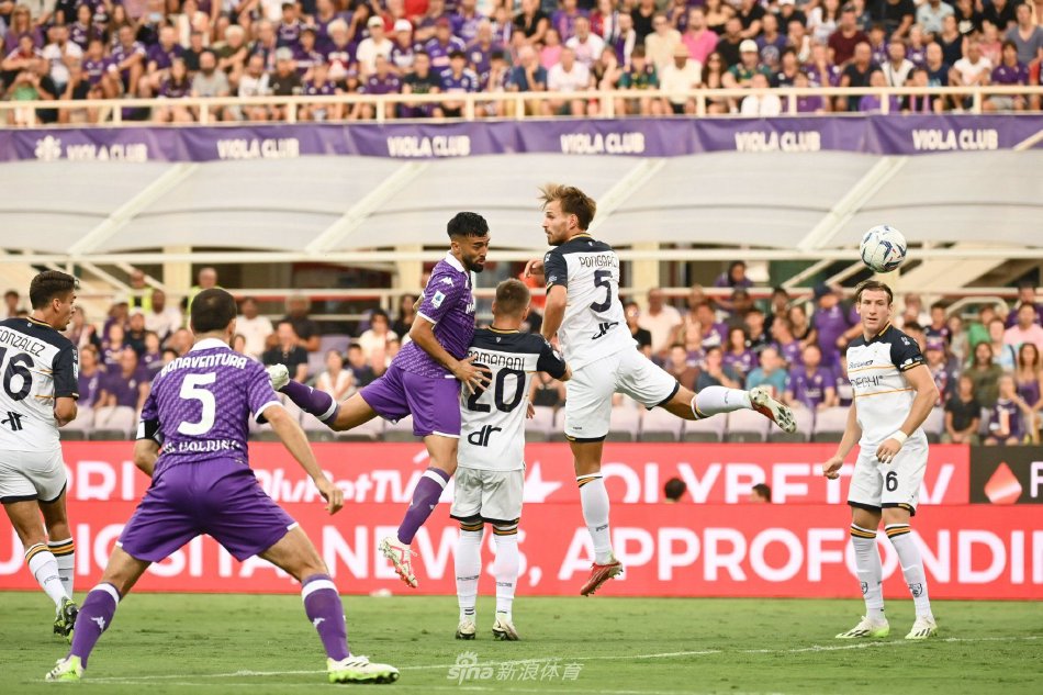 两名年轻前 两名年轻前