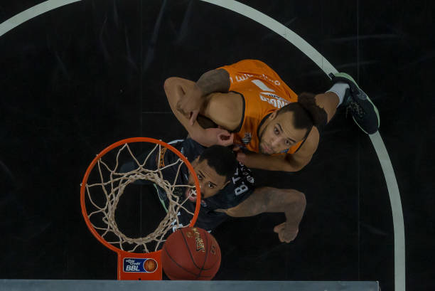 夺关键头球 夺关键头球